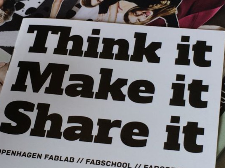 Bild på ett papper med texten "Think it, make it, share it" är skrivet.