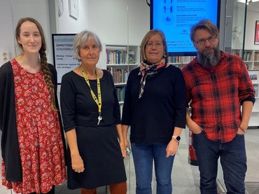 Fyra bibliotekarier står utanför biblioteket i Karlshamn