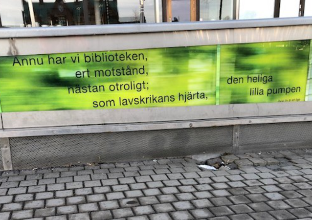 Konstverk "Saras tankegång" text i gångtunnel i Umeå